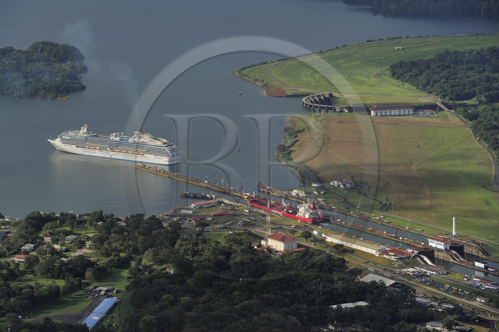 Panama, province de Colon, Canal de Panama, écluses de Gatun, cargo Panamax passant les écluses, un bateau de croisière sur le lac Gatun en arrière plan (vue aérienne)