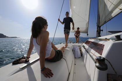 Maroc, région de l'Oriental, à bord d'un catamaran au large de Ras Kebdana (Cap de l'Eau ou Cabo de Agua)