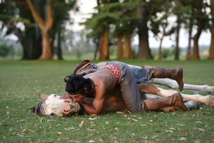Argentine, province de Buenos Aires, San Antonio de Areco, estancia La Bamba de Areco, demonstration du savoir-faire d'un cavalier amerindien avec son cheval, le baiser au cheval