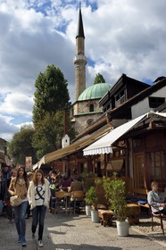 Bosnie-Herzégovine, Sarajevo, quartier de Bascarsija dans la vieille ville, la rue Bravadziluk célèbre pour ses restaurants de Burek et cevapi, la mosquée Bascarsijska (Bascarsijska dzamija) en arrière plan