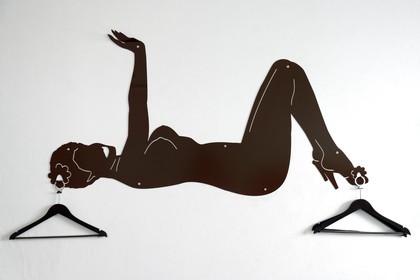 Afrique du Sud, province de Gauteng, Johannesburg, quartier de Maboneng, le Johannesburg Art hotel 12 Decades retrace l'histoire de Johannesburg de 1886 à 2006 avec des chambres conçues et conceptualisées par des artistes et des designers parmis les plus célèbres d'Afrique du Sud, porte manteau sexy