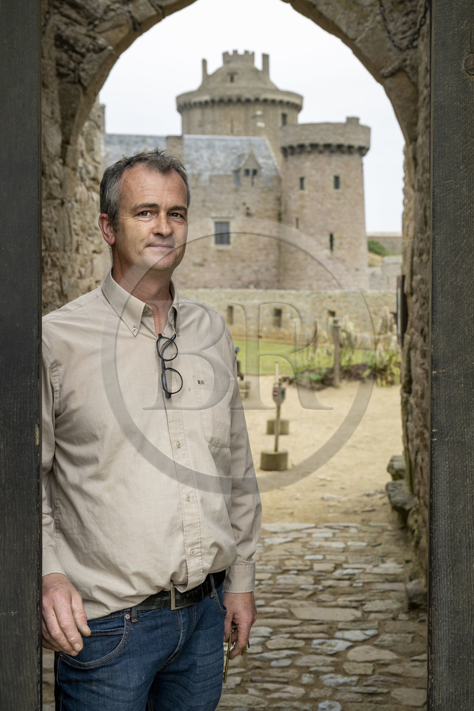 France, Côtes d'Armor (22), Grand Site de France Cap d'Erquy – Cap Fréhel, Plévenon, le Fort La Latte ou château de la Roche Goyon du XVème siècle, le logis du Gouverneur, le chateau est une propriété familiale, le fils Guénolé Jouon-des-Longrais