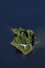 Suède, Comté de Västerbotten, région d'Umea, village de Ytterboda, maison sur une petite île privée sur la mer Baltique (vue aérienne)