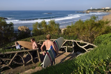 France, Pyrenees Atlantiques, Basque Country, Biarritz, surfers going down to the Grande Plage (town's largest beach)