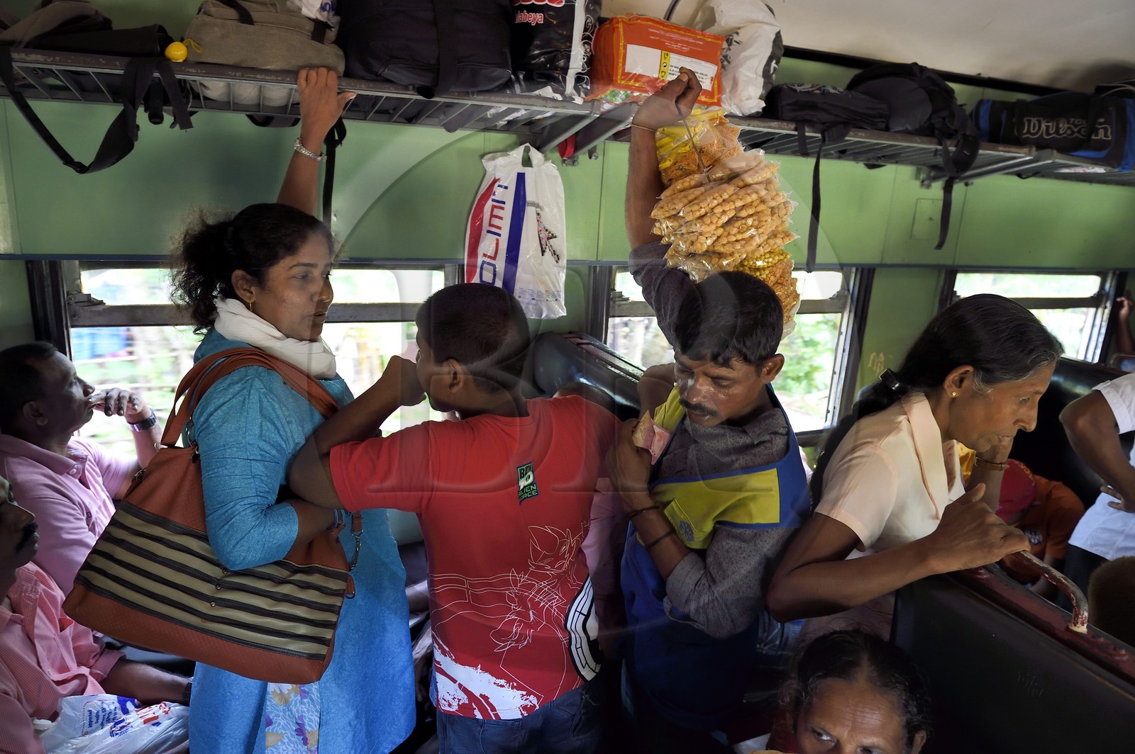 Sri Lanka, Province de l'Ouest, train de Colombo à Galle, vendeur ambulant