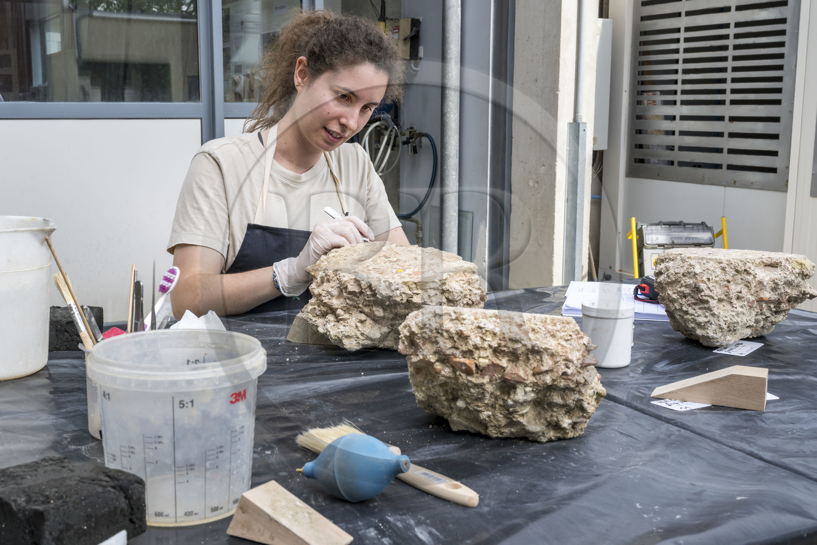 France, Bouches-du-Rhône (13), Arles, musée départemental Arles antique, atelier de conservation et de restauration, restauration du tullo, mortier antique découvert dans la maison de la harpiste (entre 70 et 50 av. J.-C.)