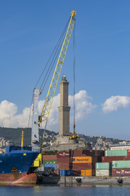 Italie, Ligurie, Gênes, le terminal conteneur du port de commerce et le phare de la Lanterna en arrière plan