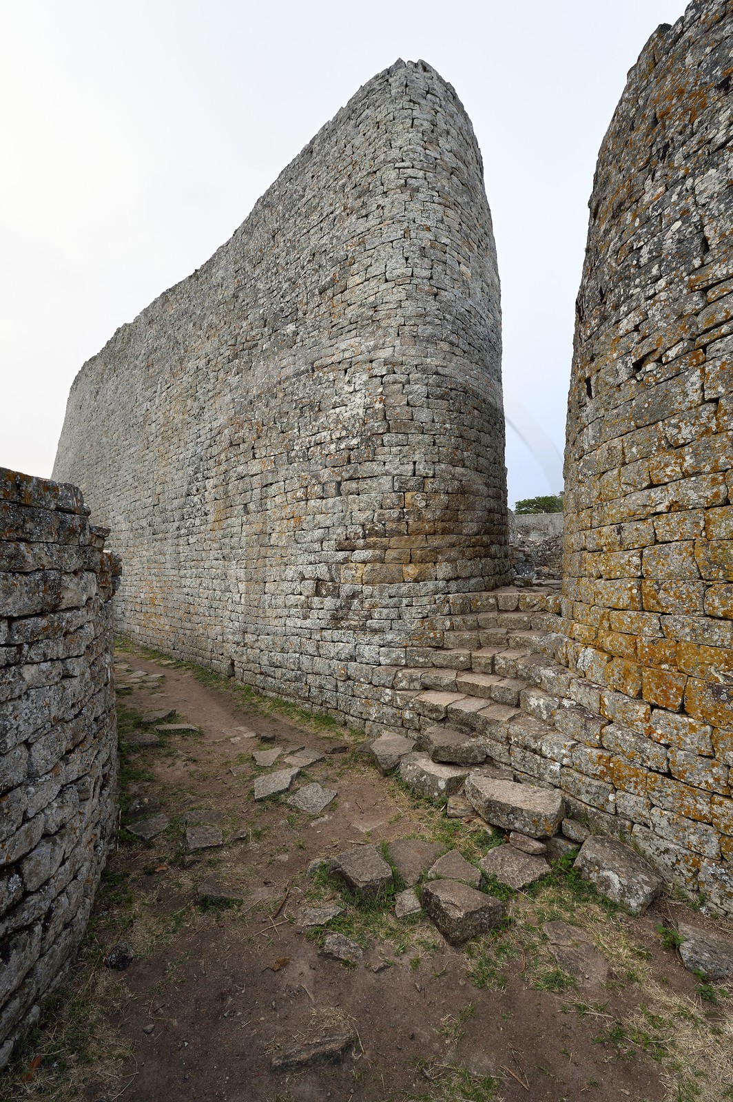 Zimbabwe, province de Masvingo, les ruines du site archéologique du Grand Zimbabwe, classé Patrimoine Mondial de l'UNESCO, Xème au XVème siècle, porte nord-est du mur extérieur du Grand Enclos