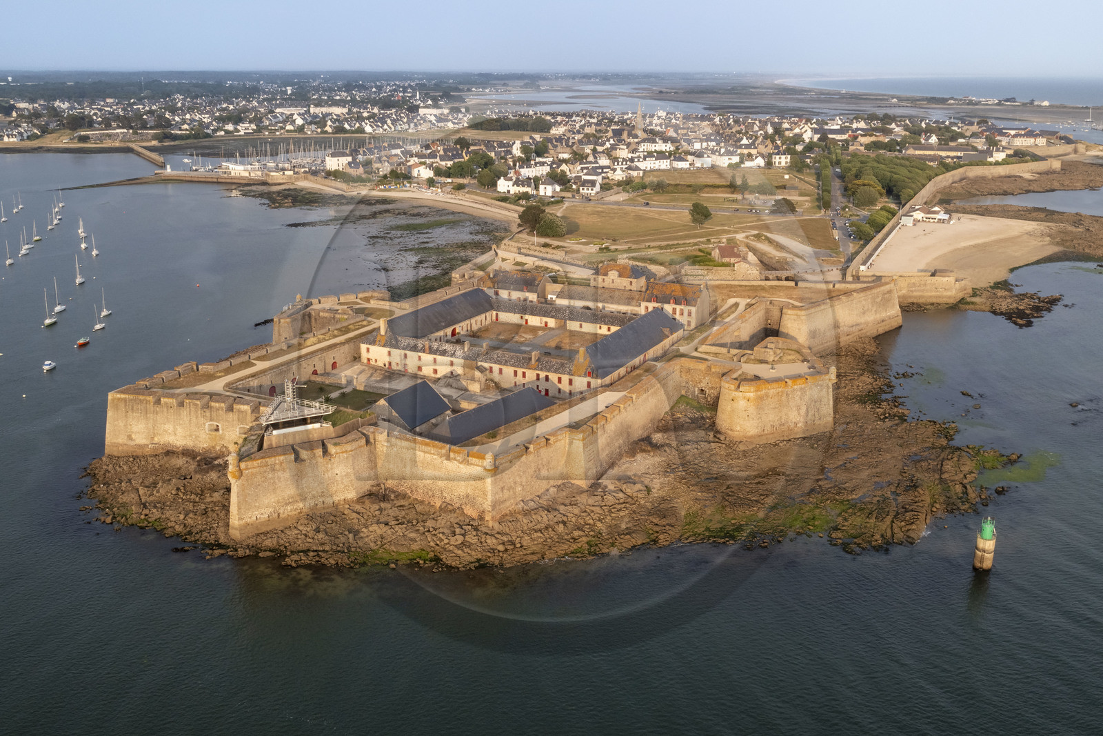 France, Morbihan (56), Port-Louis, la citadelle de Port-Louis remaniée par Vauban à l'entrée de la rade de Lorient, musée de la Compagnie des Indes (vue aérienne)