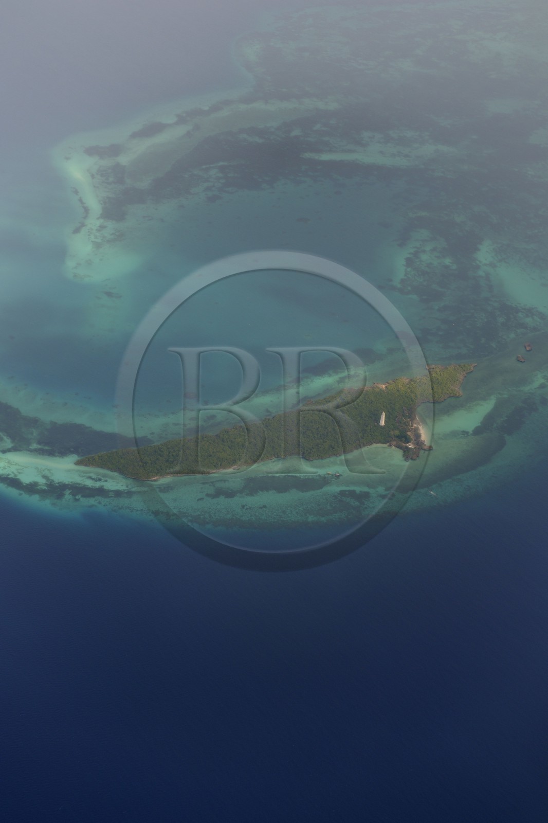 Tanzanie, archipel de Zanzibar, île de Unguja (Zanzibar), côte ouest, Eco-bungalows et réserve naturelle de Chumbe Island Coral Park (vue aérienne)