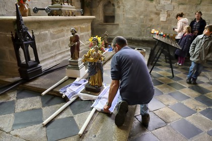 France, Finistère (29), Locronan, labellisé Les Plus Beaux Villages de France, église Saint-Ronan, préparation d'une statue de la Vierge pour la procession de la Troménie