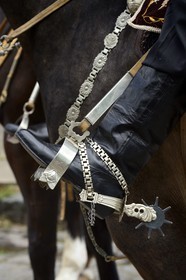 Argentine, province de Buenos Aires, San Antonio de Areco, fête du Jour de la Tradition (Dia de la Tradicion), travail d'orfèvre sur les étriers en argent utilisés lors de grandes occasions par un estanciero (gaucho propriétaire d'un ranch)