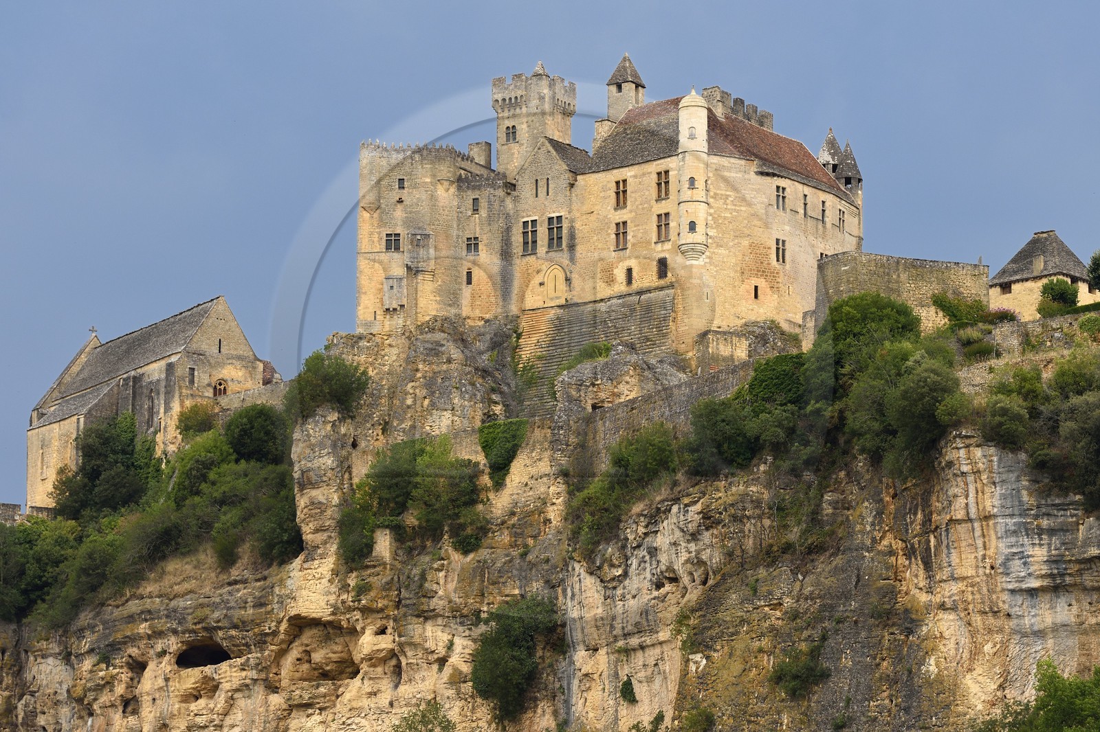 France, Dordogne (24), Périgord Noir, vallée de la Dordogne, Beynac-et-Cazenac, labellisé Les Plus Beaux Villages de France, château sur un éperon rocheux au dessus de la rivière Dordogne