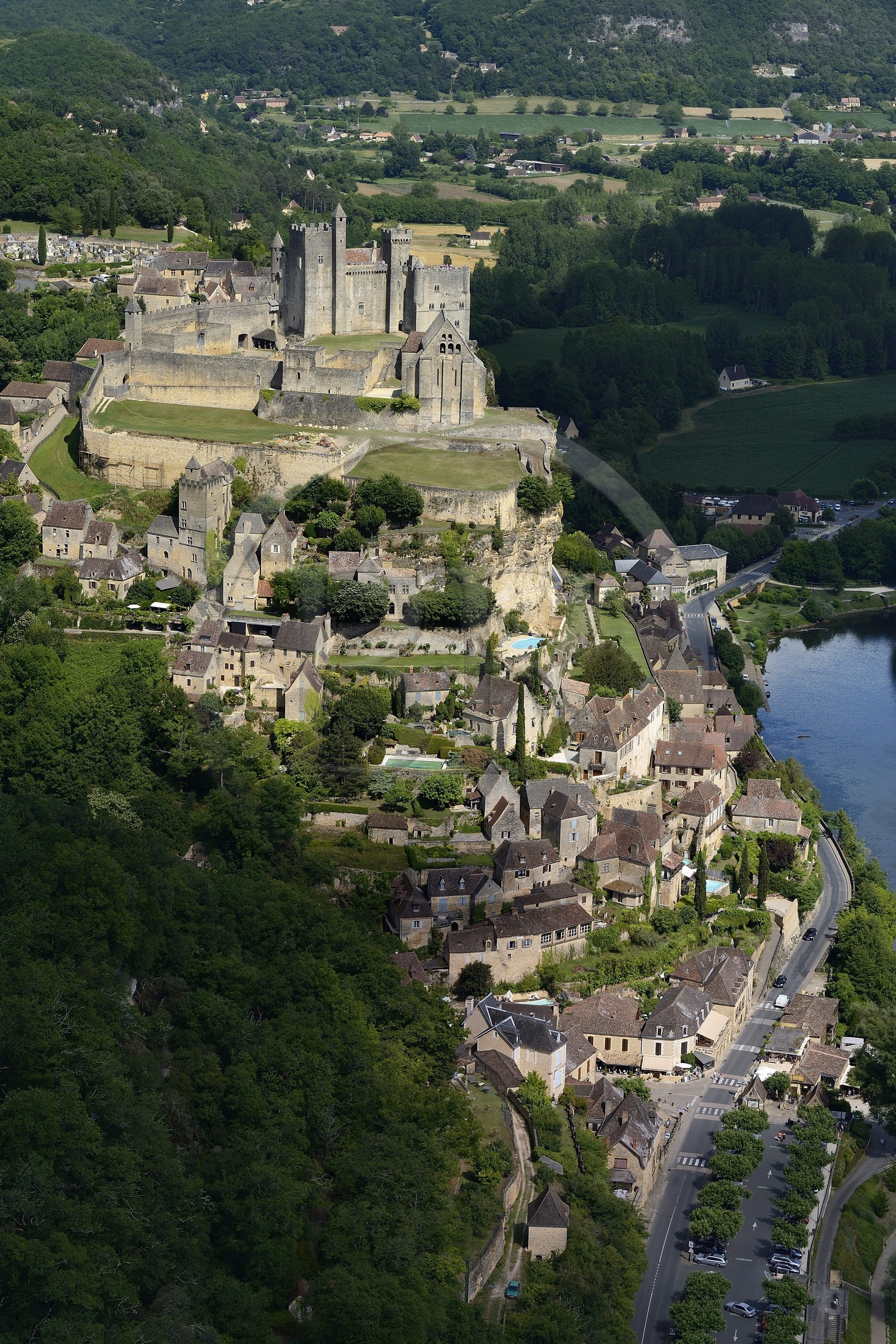 France, Dordogne (24), Périgord Noir, vallée de la Dordogne, Beynac-et-Cazenac, labellisé Les Plus Beaux Villages de France, château sur un éperon rocheux au dessus de la rivière Dordogne (vue aérienne)