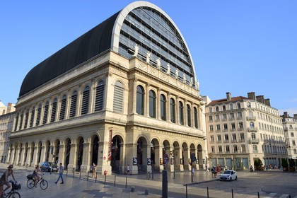 France, Rhône (69), Lyon, site historique classé Patrimoine Mondial de l'UNESCO, façade de l'opéra de Lyon par l'architecte Jean Nouvel, les muses du fronton