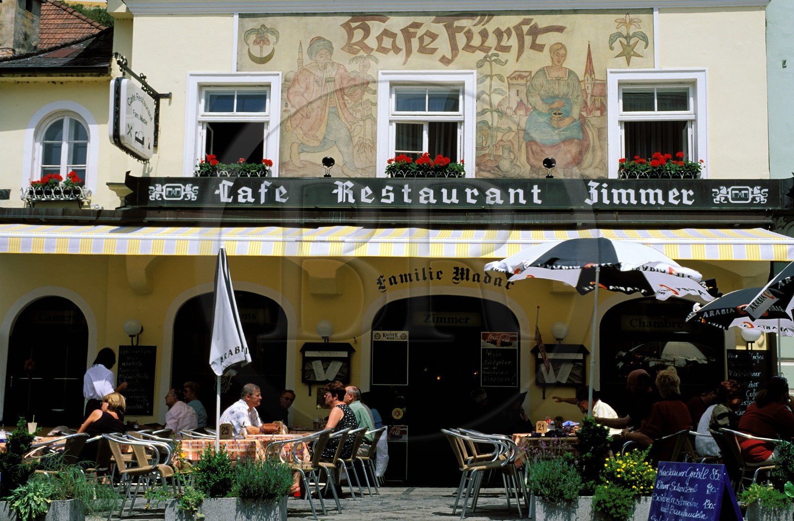 Autriche, Basse-Autriche, Melk, restaurant dans la rue principale
