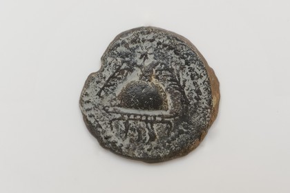 Israel, Jérusalem, Centre Davidson, monnaie de bronze du roi Hérode 1er le Grand datée de 37 avant notre ère représentant un casque flanqué de deux branches de palmier