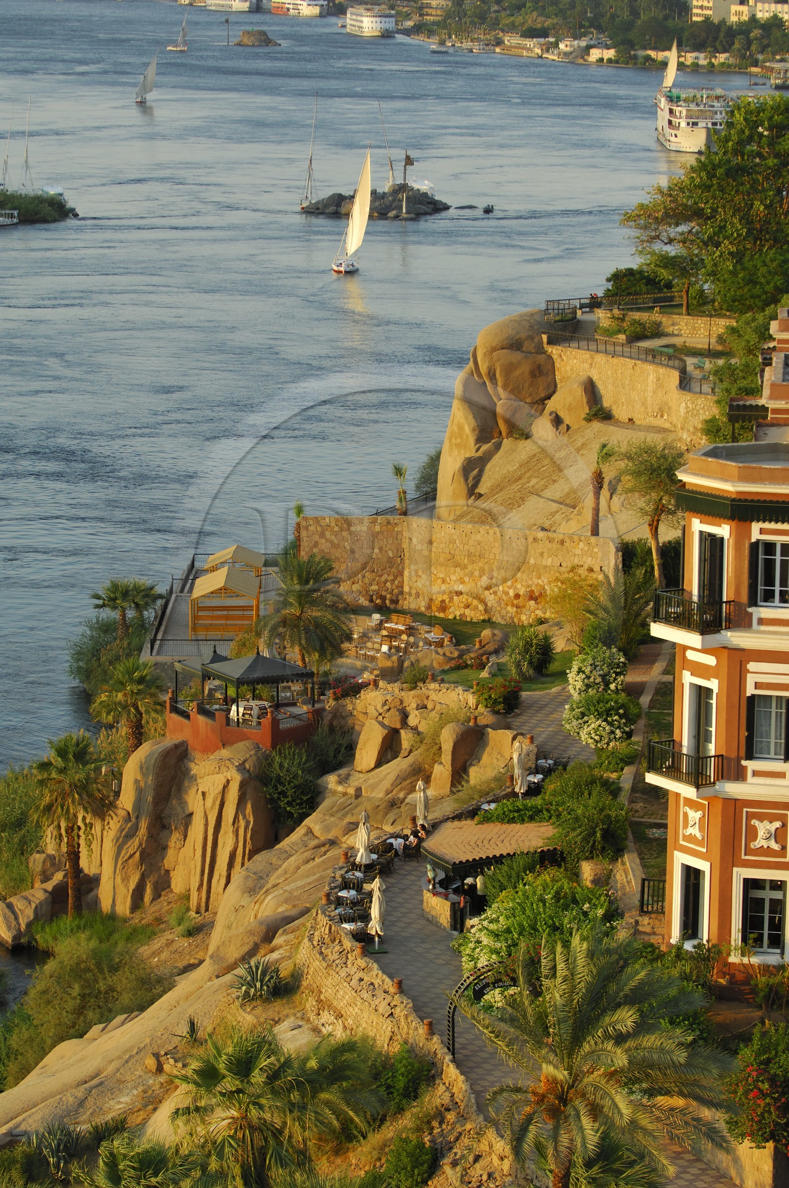 Egypte, Haute Egypte, Nubie, vallée du Nil, Assouan, l'hotel Old Cataract dominant le Nil