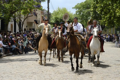 Argentine, province de Buenos Aires, San Antonio de Areco, fête du Jour de la Tradition (Dia de la Tradicion), gauchos à cheval défilant en habit traditionnel