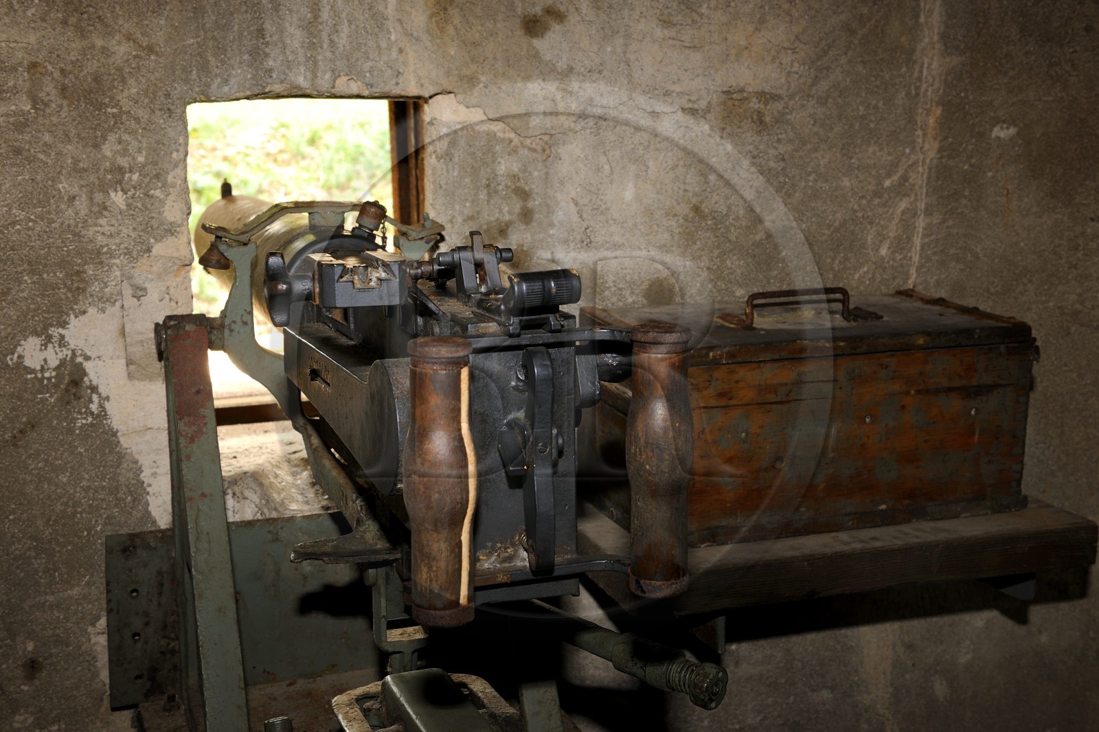 France, Bas-Rhin (67), le Fort de Mutzig, mitrailleuse protégeant une porte d'accès