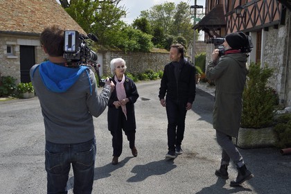 France, Yvelines (78), Montchauvet, tournage pour la télévision du Village Préféré des Français avec Stéphane Bern, Stéphane Bern en compagnie d'Annick Mouillard