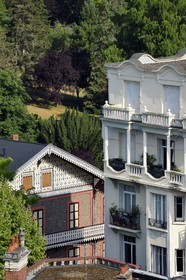 France, Allier (03), Vichy, les chalets Napoléon III, le chalet des Roses à gauche en bordure du parc Napoléon III qui longe l'Allier, à droite immeuble de style art Déco au 102 boulevard des Etats-Unis
