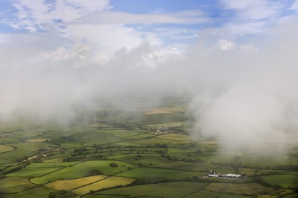 Royaume-Uni, Angleterre, champs du Dorset sous les nuages (vue aérienne)