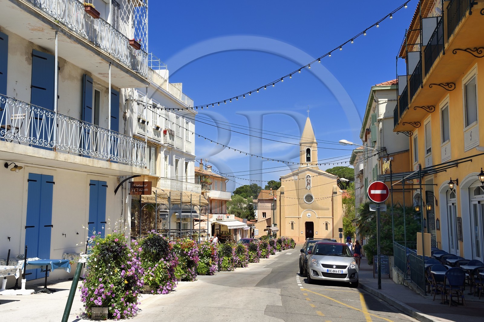 France, Var (83), Hyères, Presqu'Ile de Giens, la place Saint-Pierre à Giens