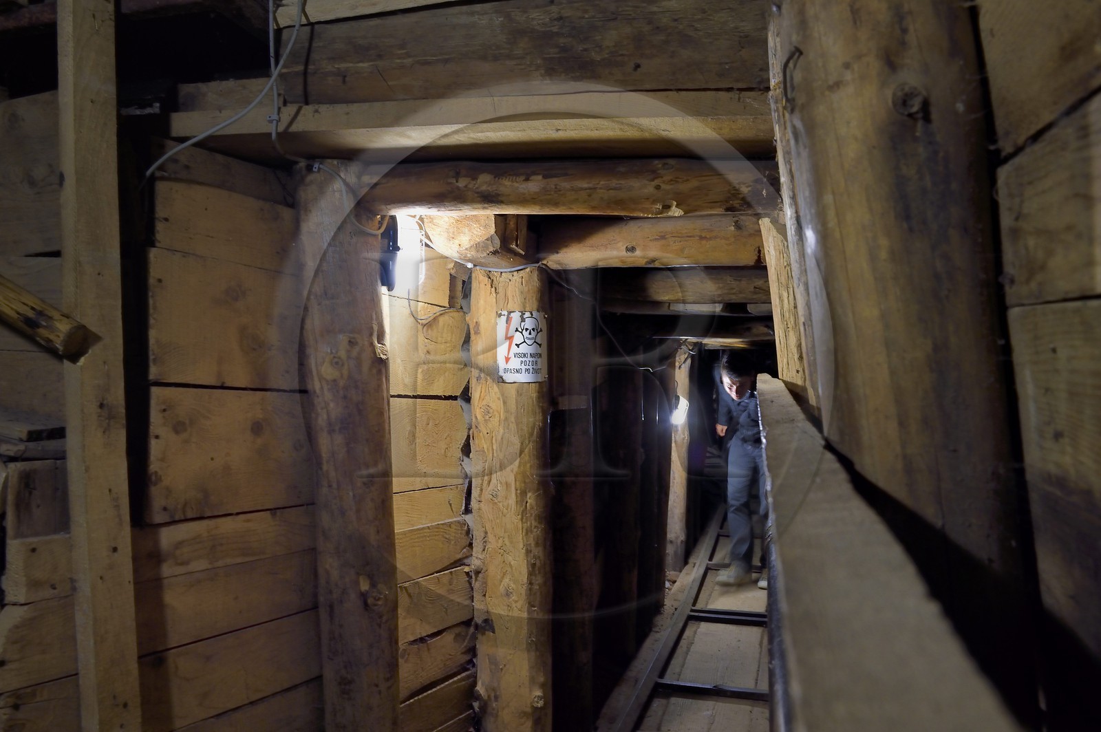 Bosnie-Herzégovine, Sarajevo, le Tunnel de Sarajevo fut creusé en 1993 sous l'aéroport pendant le siège de la ville de 1992 à 1996 , 2 à 3 millions de personnes y transitèrent