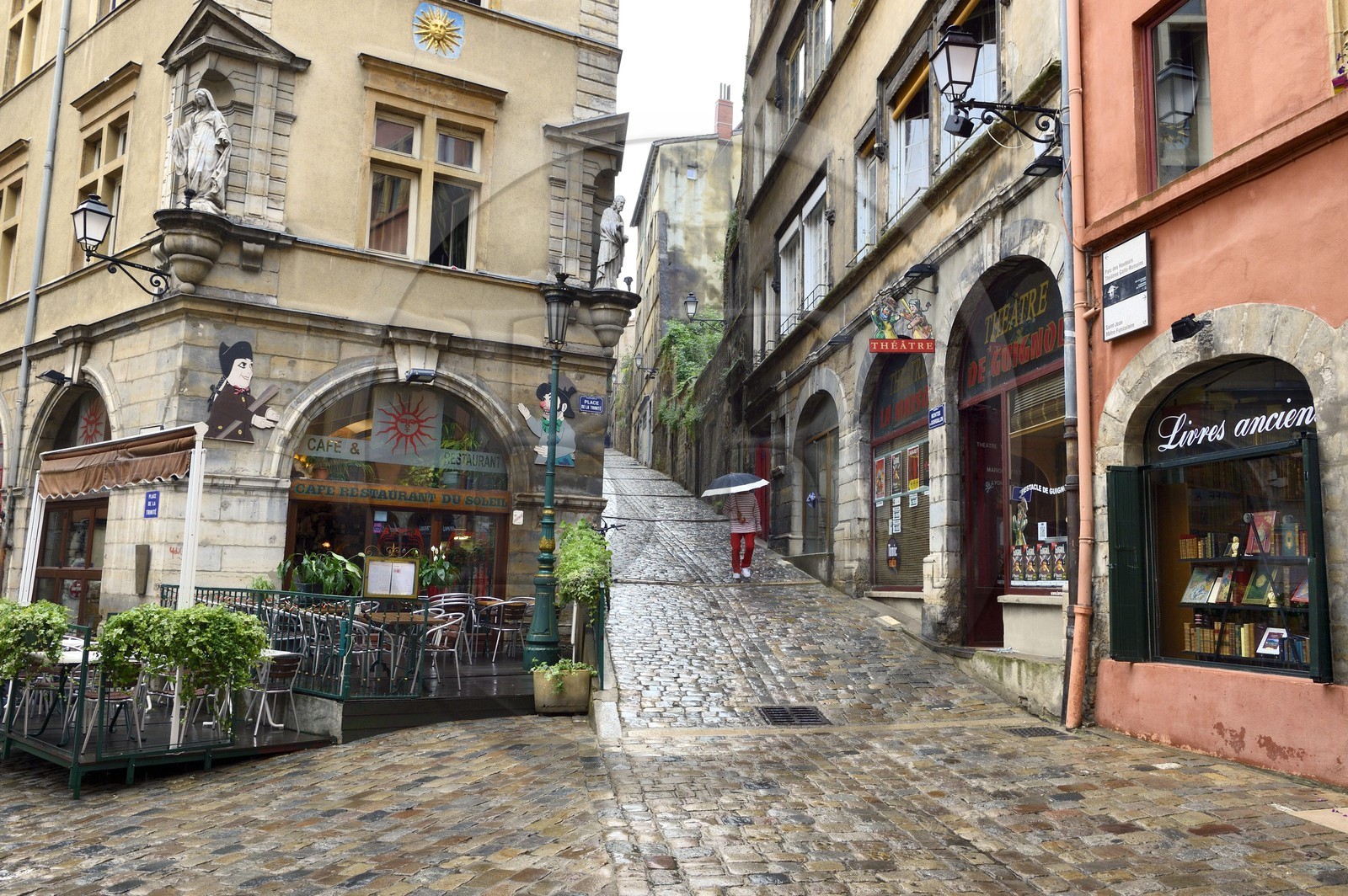 France, Rhône (69), Lyon, site historique classé Patrimoine Mondial de l'UNESCO, Vieux Lyon, quartier Saint-Georges, place de la Trinité, décor traditionnel du castelet de Guignol, et la montée du Gourguillon sur la droite