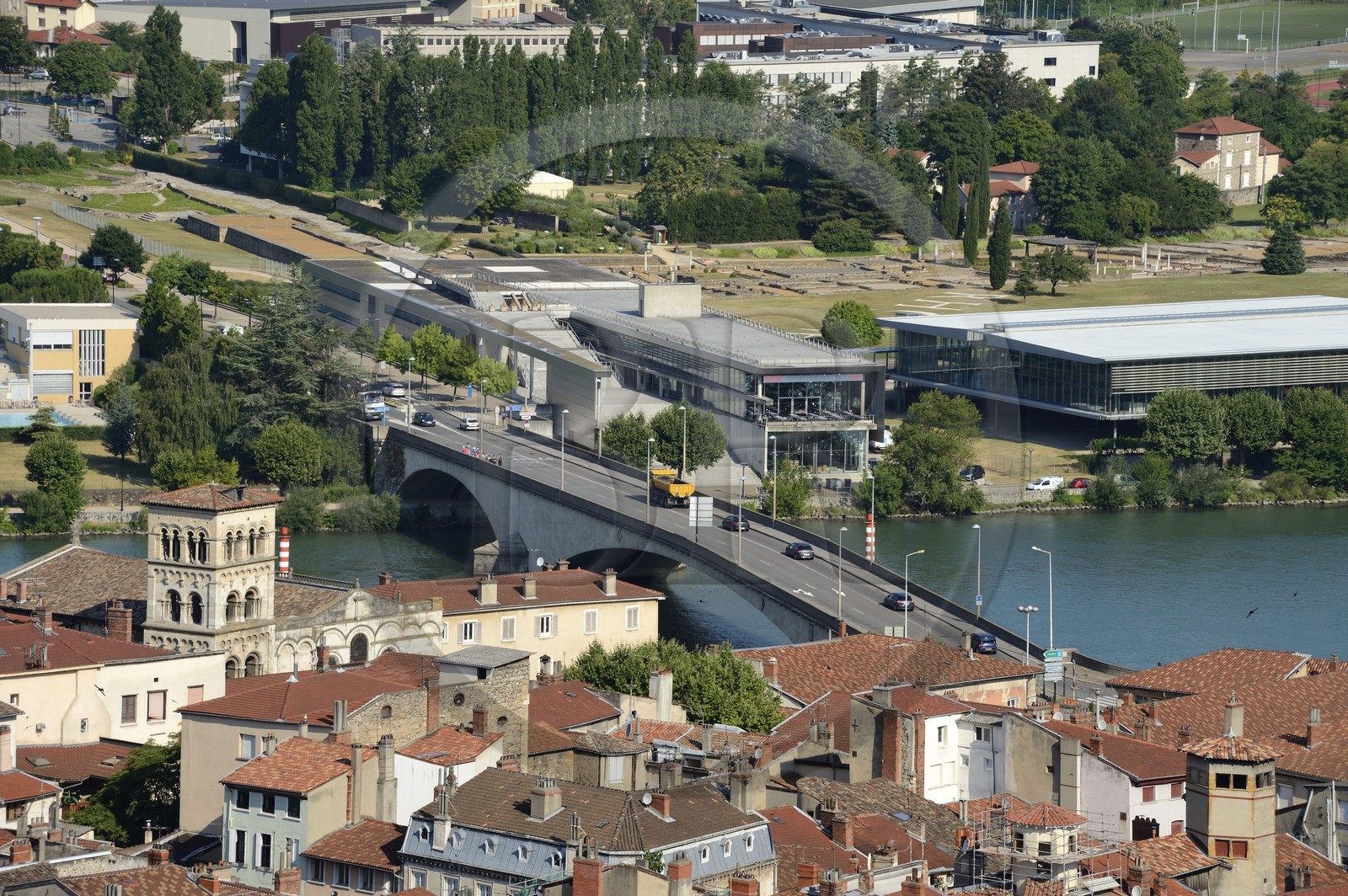 France, Isère (38), Vienne, la cathédrale Saint Maurice et Musée Gallo-Romain de Saint-Romain-en-Gal en arrière plan sur l'autre rive du Rhône