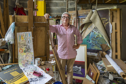 France, Finistère (29), Pays des Abers, Lannilis, l'artiste peintre Loic Madec dans son atelier de Prat-Ar-Coum en bordure de l'Aber Benoit