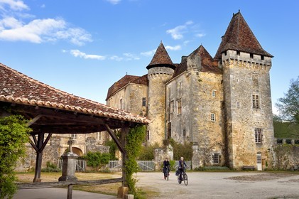 France, Dordogne (24), Périgord Vert, Saint-Jean-de-Côle, labellisé Les Plus Beaux Villages de France, le Chateau de la Marthonye ou Marthonie et la Halle, cyclistes sur la véloroute la Flow Vélo