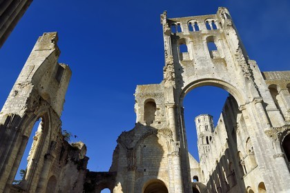 France, Seine-Maritime (76), Pays de Caux, Parc naturel régional des Boucles de la Seine normande, Jumièges, abbaye Saint-Pierre de Jumièges fondée au VIIe siècle