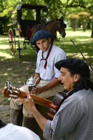 Argentine, province de Buenos Aires, San Antonio de Areco, estancia La Bamba de Areco, gauchos au campement, c'est le temps de la musique et des chants Estilos et Milongas