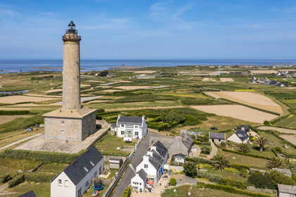 France, Finistère (29), Iles du Ponant, Ile de Batz, le phare mis en service en 1836 surplombe les champs de l'Ile (vue aérienne)