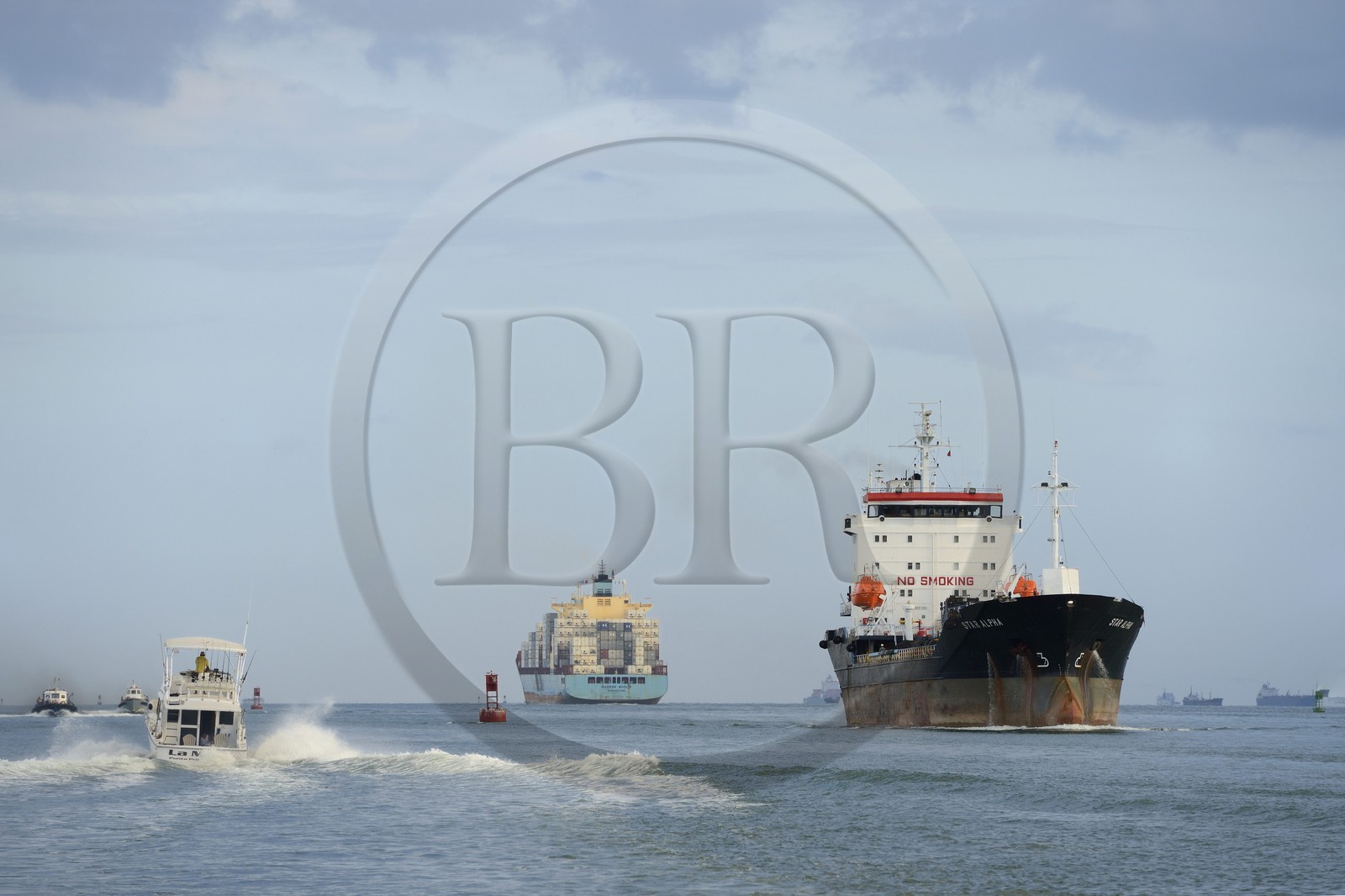 Panama, Panama City, cargo Panamax dans le chenal d'accés au Canal de Panama coté Océan Pacifique