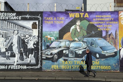 Royaume-Uni, Irlande du Nord, Belfast Ouest, le quartier catholique de Falls, International ou Solidarity Wall, peintures murales sur Falls Road