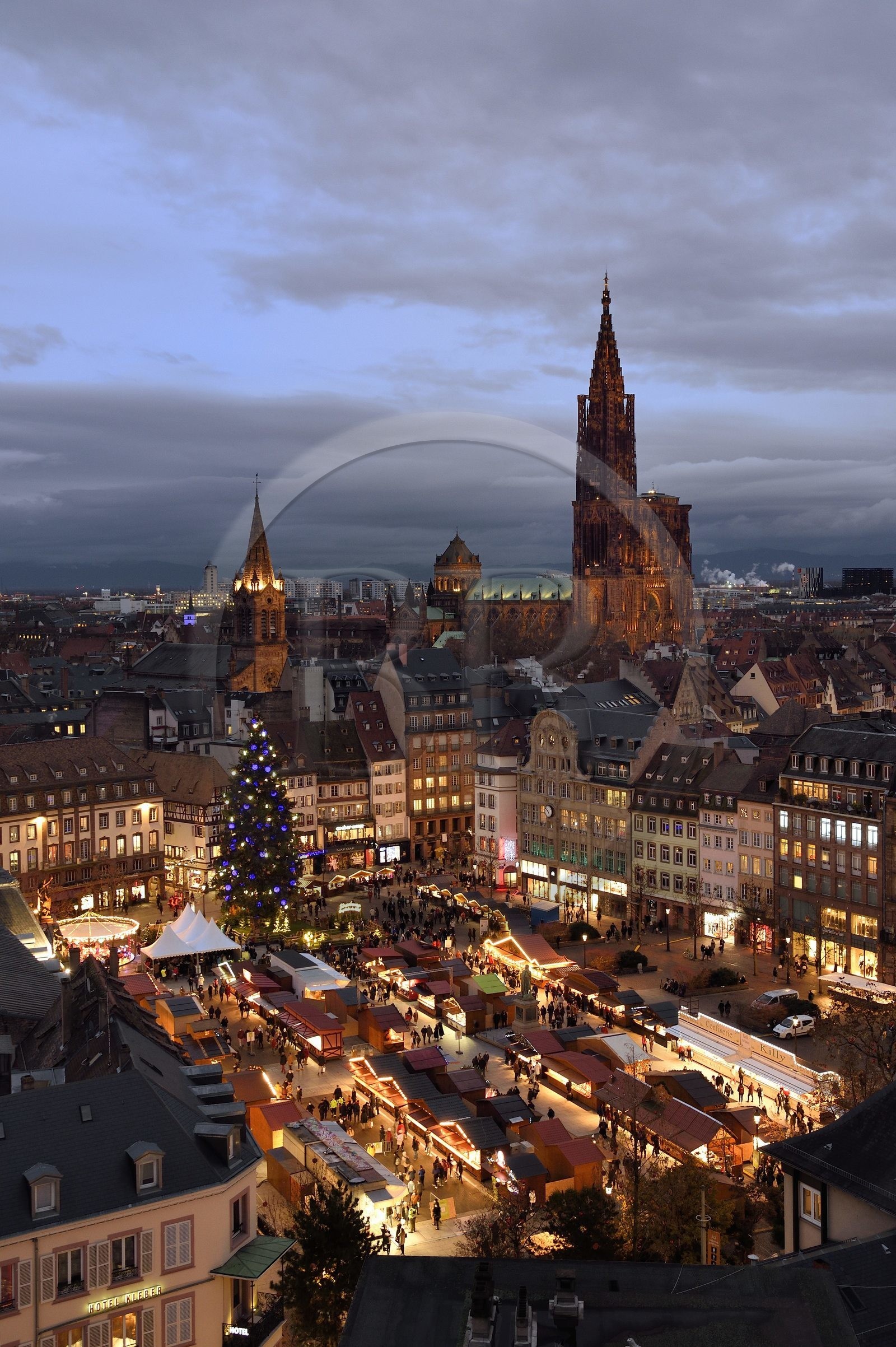 France, Bas-Rhin (67), Strasbourg, vieille ville classée au Patrimoine Mondial de l’UNESCO, le Grand Sapin de Noël sur la place Kléber et la cathédrale