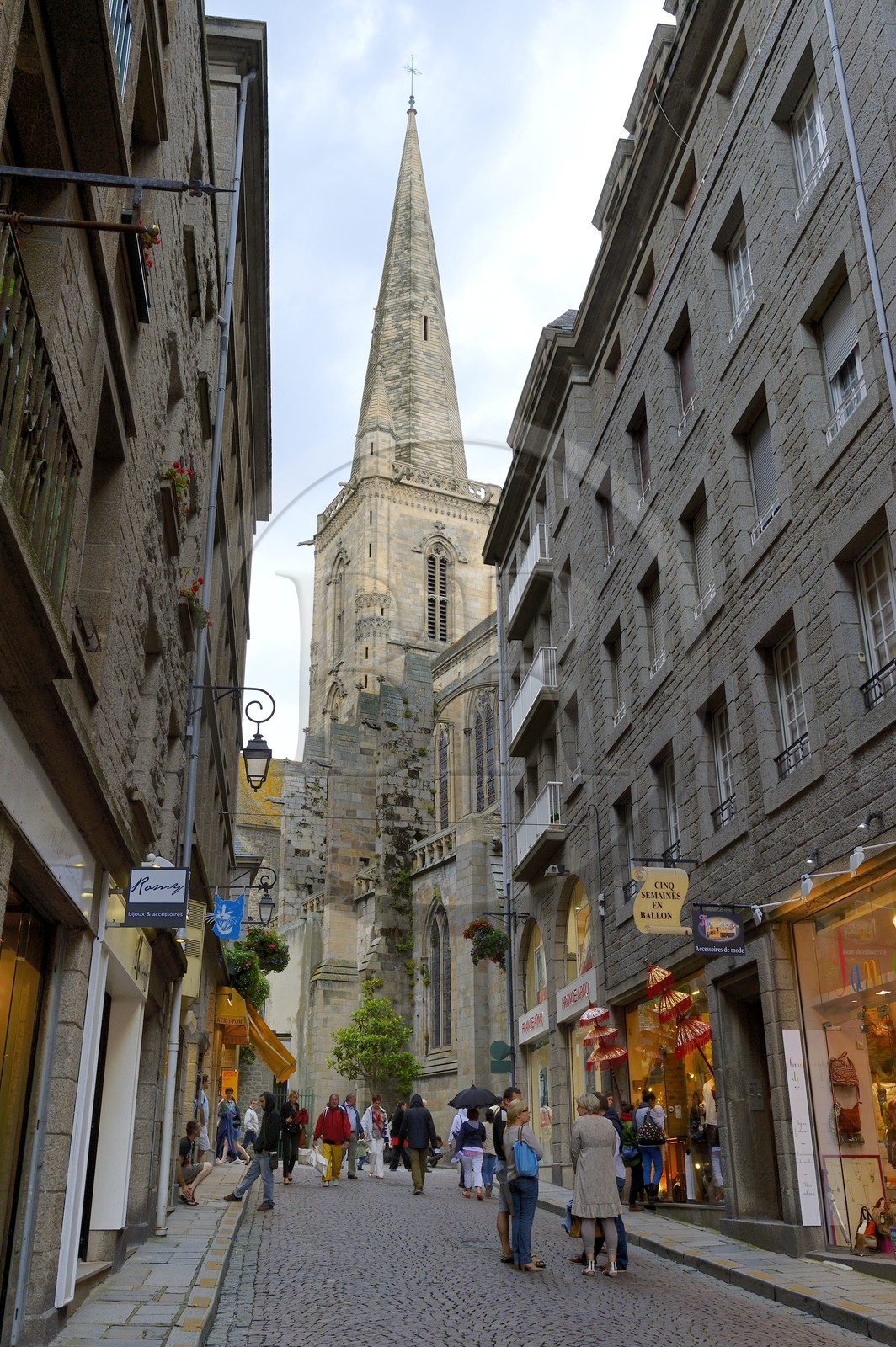 France, Ille-et-Vilaine (35), côte d'émeraude, Saint-Malo, cathédrale Saint-Vincent en haut de la Grand Rue