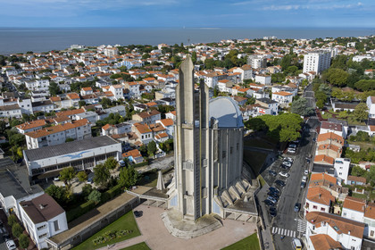France, Charente-Maritime (17), Royan, église Notre-Dame de Royan construite de 1955 à 1958 par l'architecte Guillaume Gillet (Grand Prix de Rome) (vue aérienne)