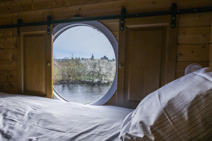 France, Loire-Atlantique (44), parc naturel regional de la Brière, Saint-Malo-de-Guersac, cabane gite Les Pêcheries Jumelles