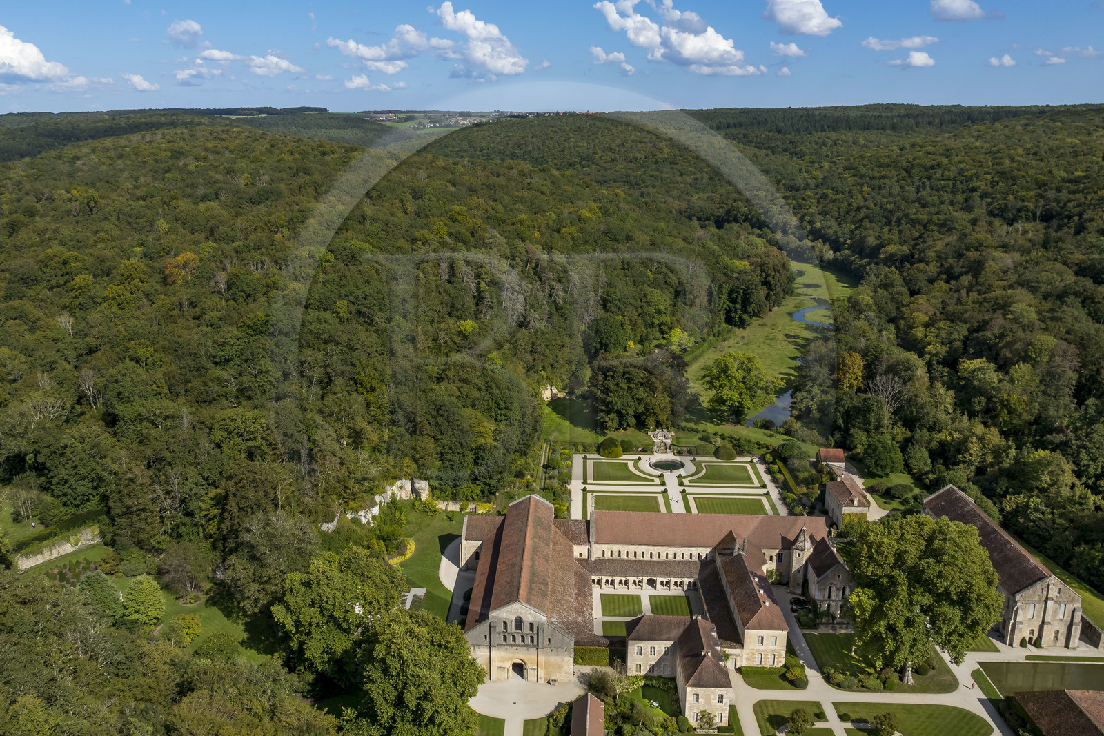 France, Côte-d'Or (21), Marmagne, l'abbaye cistercienne de Fontenay fondée en 1118, classée au Patrimoine Mondial de l'UNESCO, la vallée du ru (ruisseau) de Fontenay en arrière plan (vue aérienne)