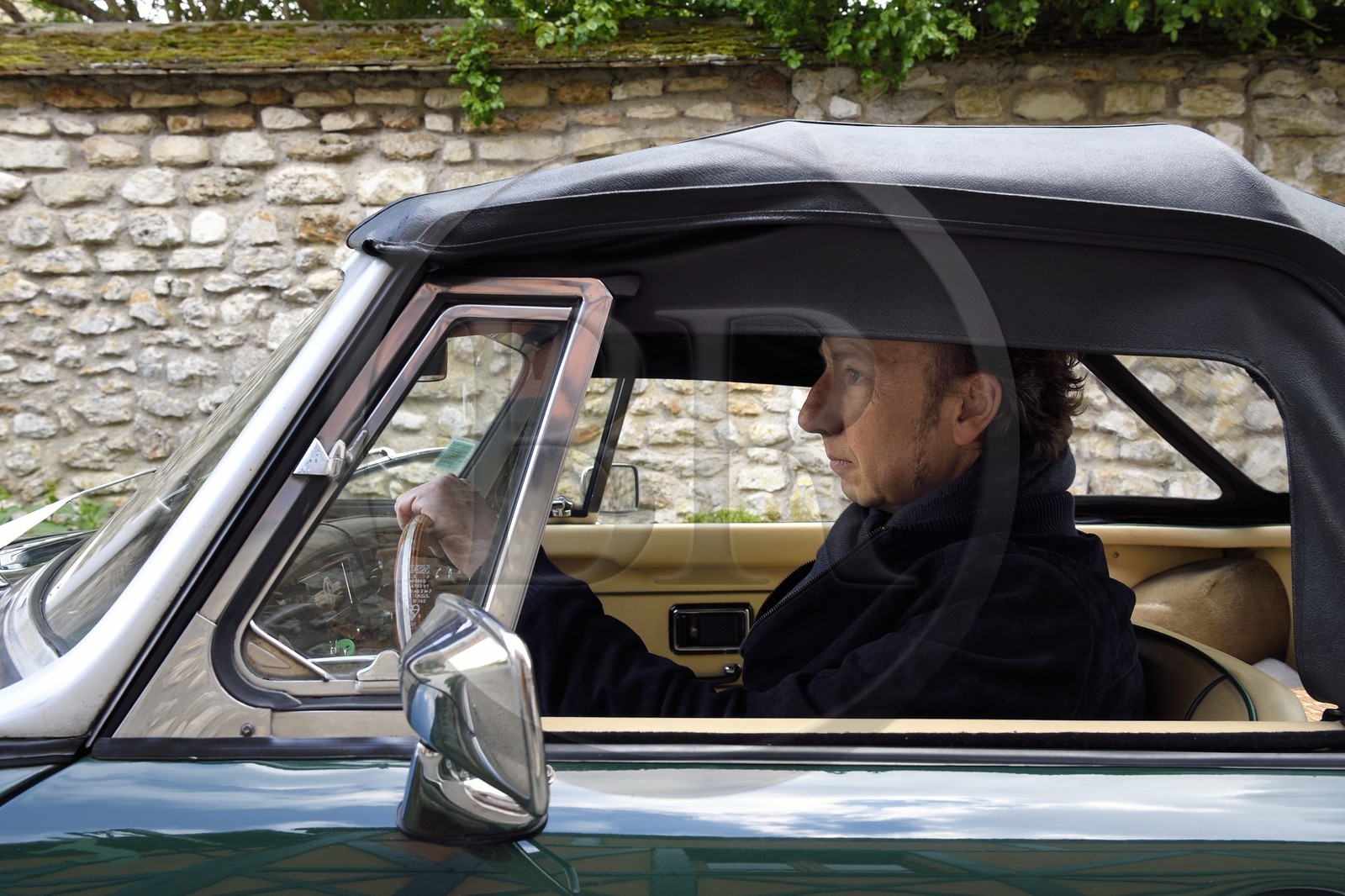 France, Yvelines (78), Montchauvet, tournage pour la télévision du Village Préféré des Français avec Stéphane Bern, Stéphane Bern au volant d'une MG cabriolet