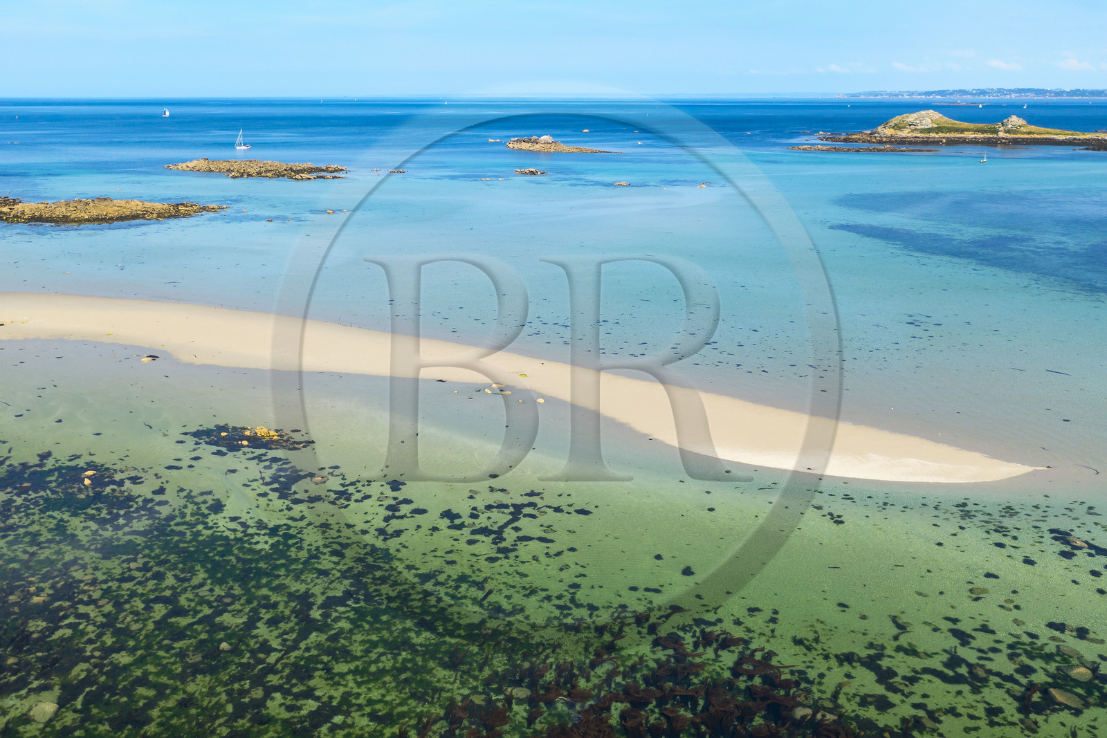 France, Finistère (29), Iles du Ponant, Ile de Batz, plage de Porz verc'h à la Pointe de Penn-Batz au Sud-Est de l'ile (vue aérienne)