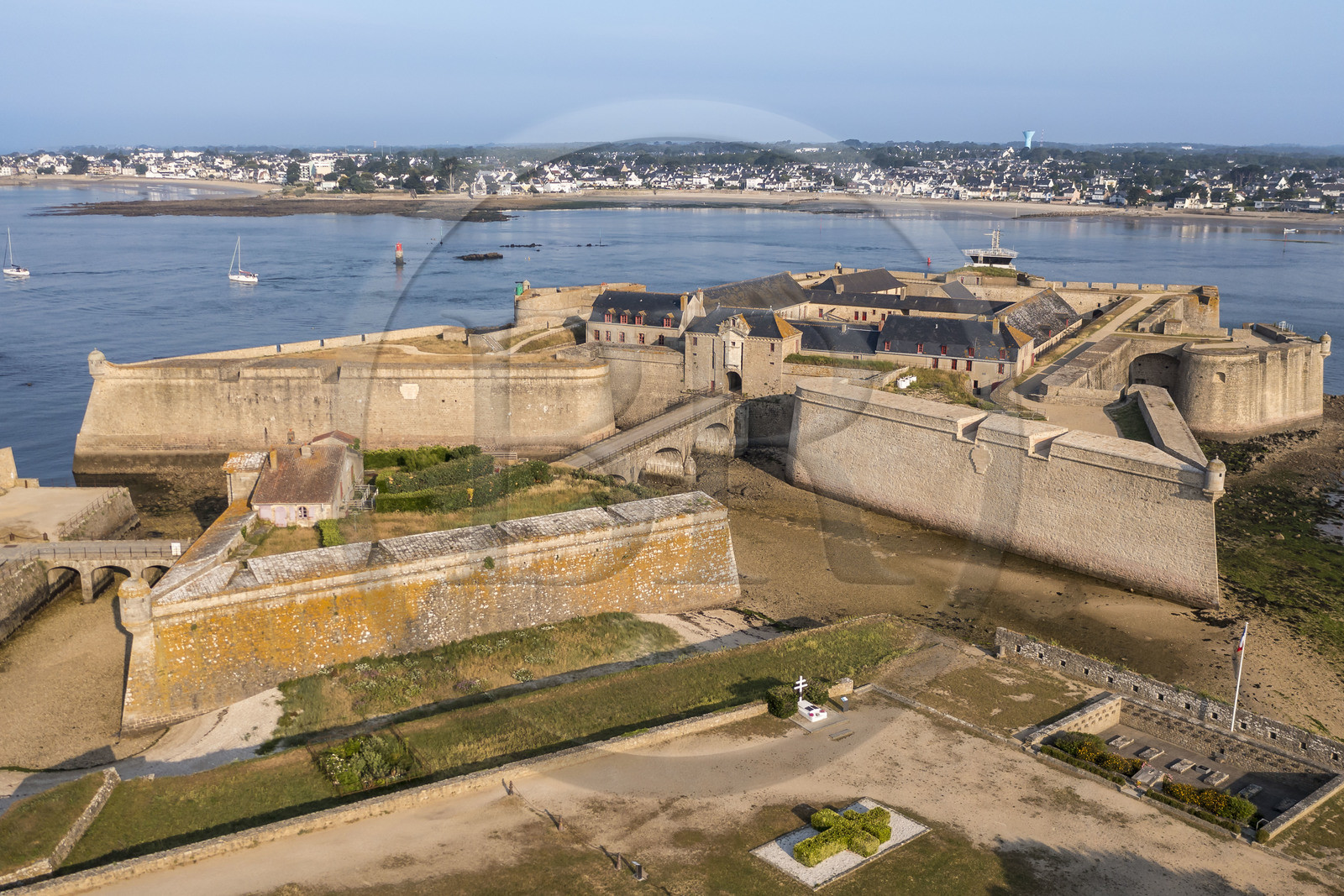 France, Morbihan (56), Port-Louis, la citadelle de Port-Louis remaniée par Vauban à l'entrée de la rade de Lorient, musée de la Compagnie des Indes, Larmor-Plage en arrière plan (vue aérienne)
