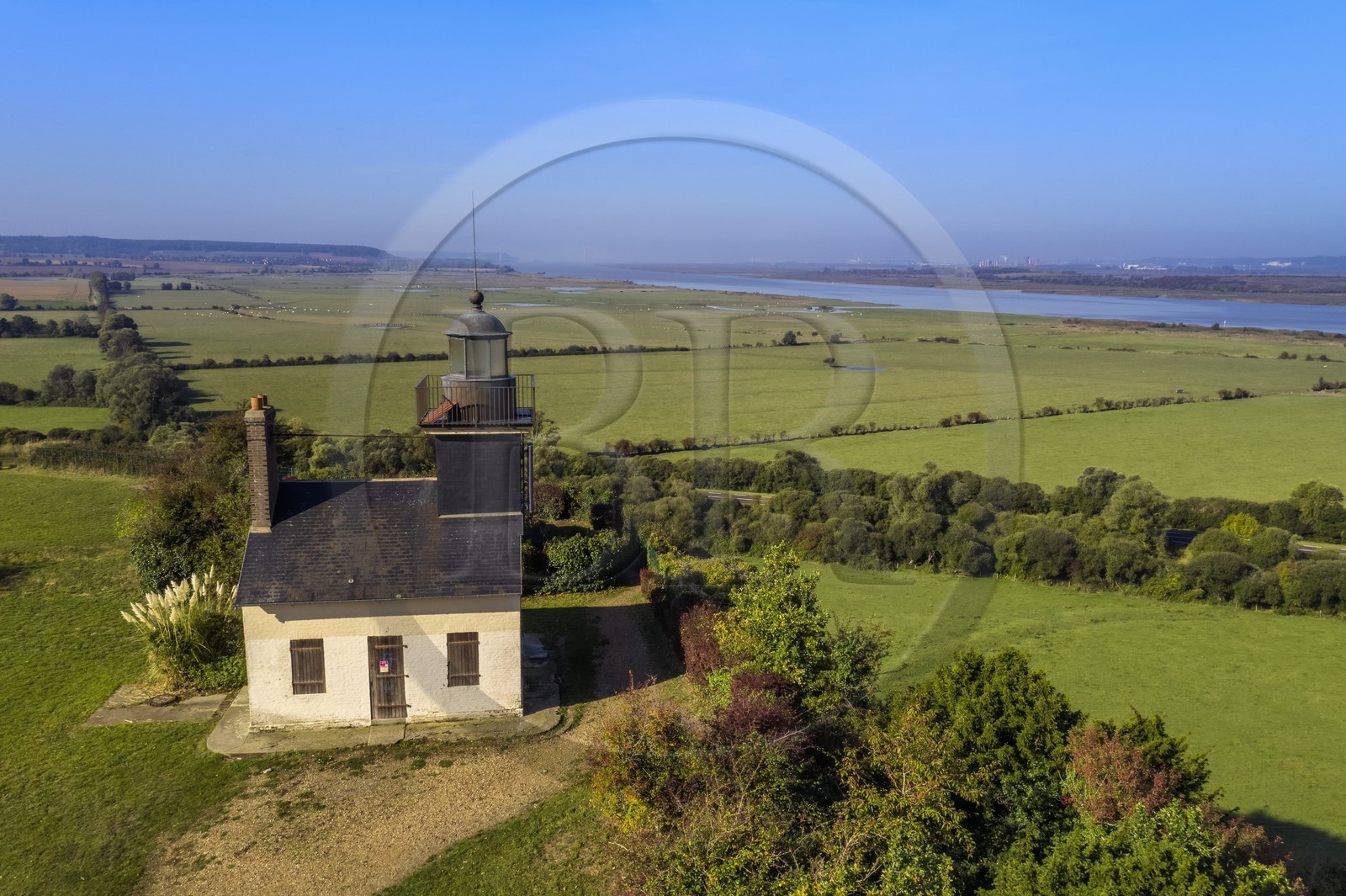 France, Eure (27), région du Marais-Vernier, Réserve Naturelle de l'estuaire de la Seine, Saint-Samson-de-la-Roque, le phare de la Roque sur la Pointe de la Roque domine l'estuaire de la Seine, le pont de Normandie en arrière plan lointain (vue aérienne)