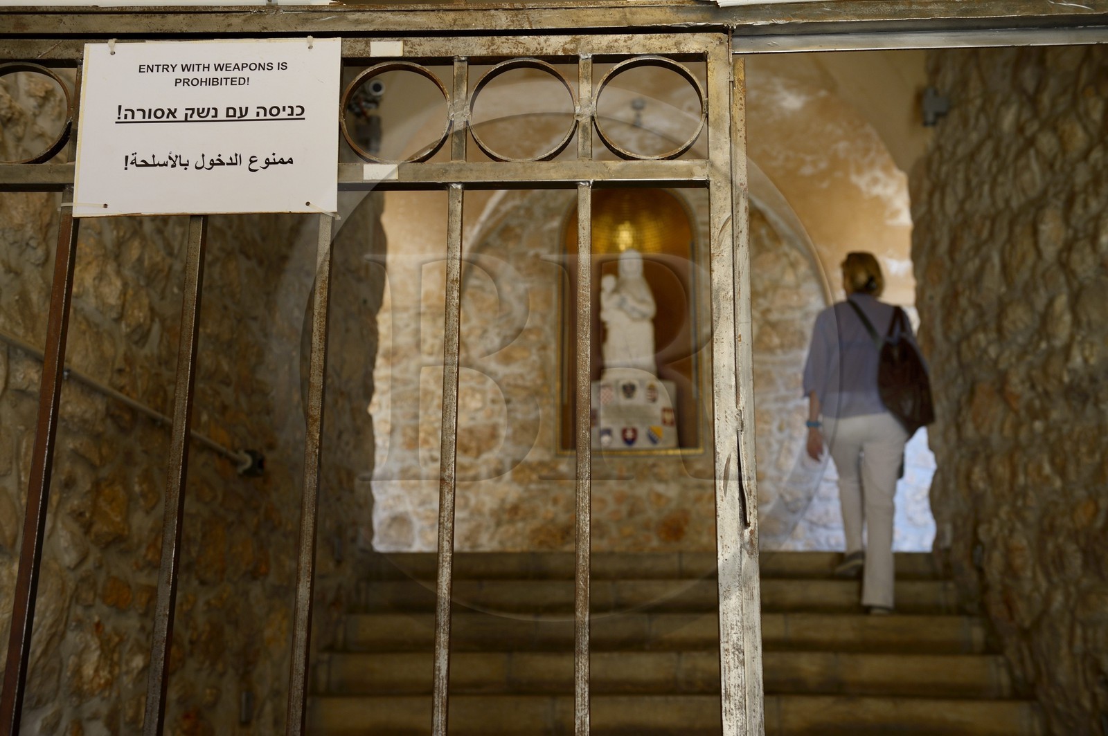 Israel, Jérusalem, ville sainte, vieille-ville classée Patrimoine Mondial de l'UNESCO, panneau interdisant le port d'armes à l'entré de l'Hospice autrichien