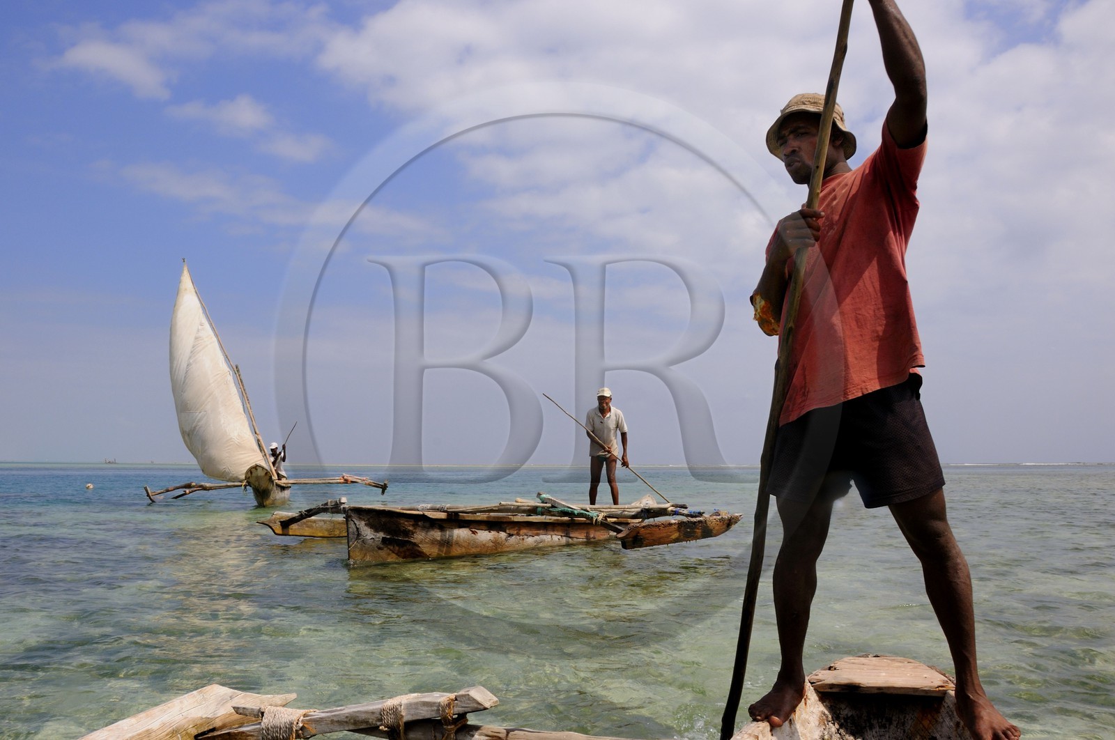 Tanzanie, archipel de Zanzibar, île de Unguja (Zanzibar), côte Sud-Est, Bwejuu, pêcheurs sur des dhow (boutre traditionnel)