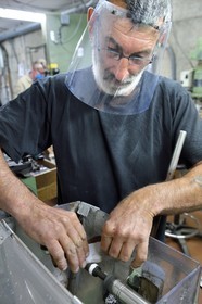 France, Dordogne (24), Périgord Vert, Nontron, fabrication artisanale des couteaux de Nontron à la Coutellerie Nontronnaise, tournage avec gabarit de tournage pour finition du manche